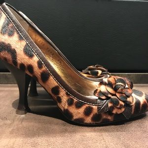 RARE-Dolce&Gabbana leopard heels w/ flowers